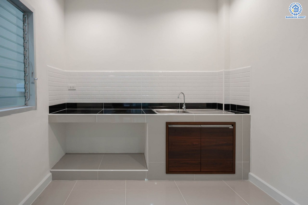 บ้านมือสองตกแต่งใหม่ ดีไซน์สวย โครงการ นนทรีพลัส บางกรวย เนื้อที่ 20 ตร.ว. ฟังก์ชัน 4 ห้องนอน 3 ห้องน้ำ จอดรถได้ 1 คัน รองรับทุกกิจกรรม บนทำเลเชื่อมต่อหลายเส้นทาง ใกล้จุดขึ้นทางด่วน "ประจิมรัถยา" และรถไฟฟ้าสายสีแดง "สถานีบางบำหรุ"